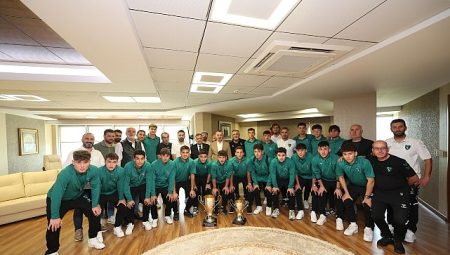 Kocaelispor’un şampiyon gençleri Büyükakın’a geldi