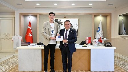 Lider Böcek’e “Genç Kart”ı anlattı