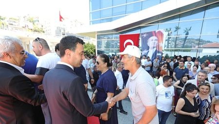 Lider Önal, çalışanıyla bayramlaştı “Bu kenti sizlerin emeğiyle güzelleştiriyoruz”