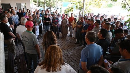 Lider Topaloğlu belediye çalışanı ile bayramlaştı
