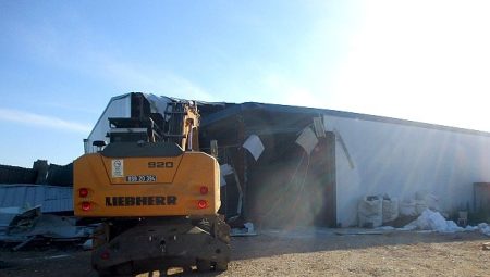 Tarım toprağına inşa edilen kaçak depo yıkıldı