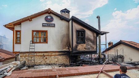 Antalya Büyükşehir İtfaiyesi 3 dakikada müdahale etti
