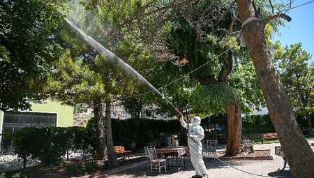 Selçuklu Belediyesi yeşil alan ilaçlamalarını dış mahallelerde de sürdürüyor