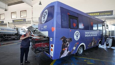 Üsküdar Belediyesi, İzmir’deki yangına müdahaleye dayanak hedefiyle bölgeye gitti.