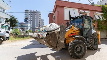 Yenişehir Belediyesi “çöp ev” niteliğindeki meskenden 10 kamyon çöp çıkardı