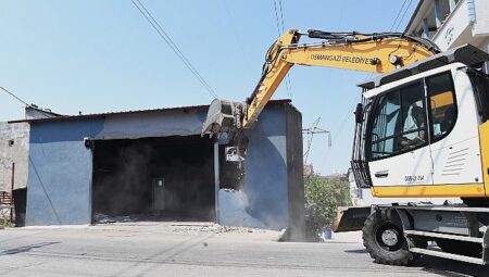 Yüksek tansiyon çizgisine yapılan kaçak iş yeri yıkıldı