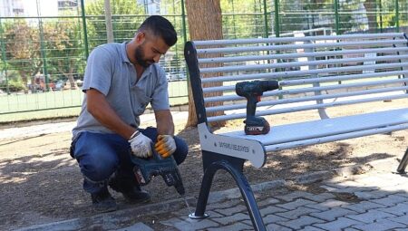 Bayraklı’da parklar yenileniyor