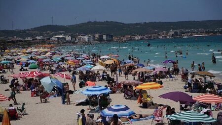 Çeşme Belediyesi plajları bir kere daha Mavi Bayrak kazandı