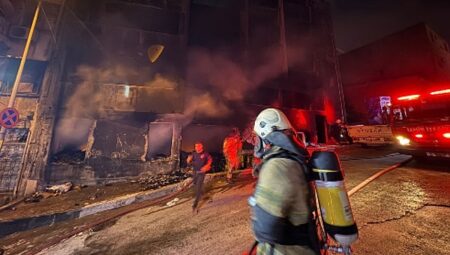 İzmir İtfaiyesi Konak’ta çıkan yangında iki kişiyi kurtardı