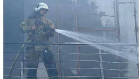 İzmir İtfaiyesi Menemen’deki iş yeri yangınını denetim altına aldı