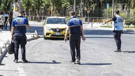 İzmir’de zabıta takımlarından yolcu kılığında taksi kontrolü