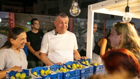 Kolunda Kuruyan Bardacığı Belediye Aldı Halka Fiyatsız Dağıttı