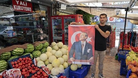 Konak Belediyesi’nden esnafa 30 Ağustos ikramı