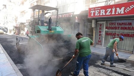 Konak’ta asfalt seferberliği devam ediyor