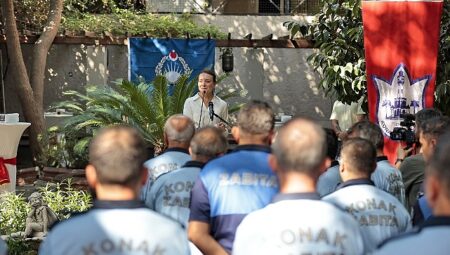 ​Konak’ta zabıta işçisine manalı kutlama