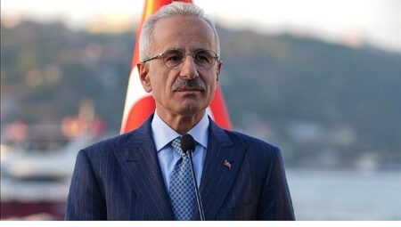 Köstebekler yarın yer altına dalıyor