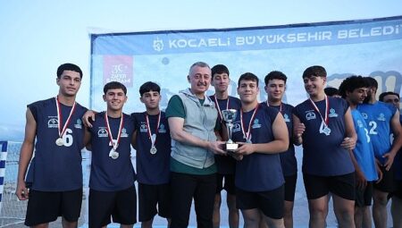 Lider Büyükakın, gençlerin gücüne ortak oldu; Plaj Şenlikleri Sekapark’ta başladı