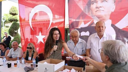 Lider Denizli, Çeşme’de 32 yıllık tapu meselesini çözdü