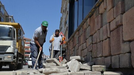 Sokak ve Caddelerde Bakım Tamirat Çalışmaları Sürüyor