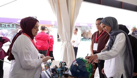 Sümeyye Erdoğan Bayraktar Engelliler Sarayı standını ziyaret etti