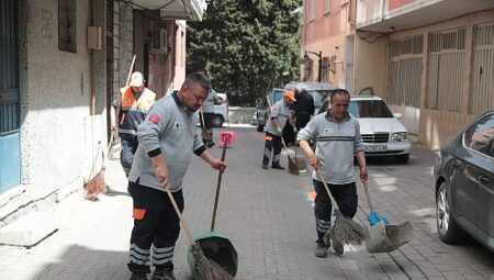 Zeytinburnu Sokaklarında Serinleten Yaz Paklığı